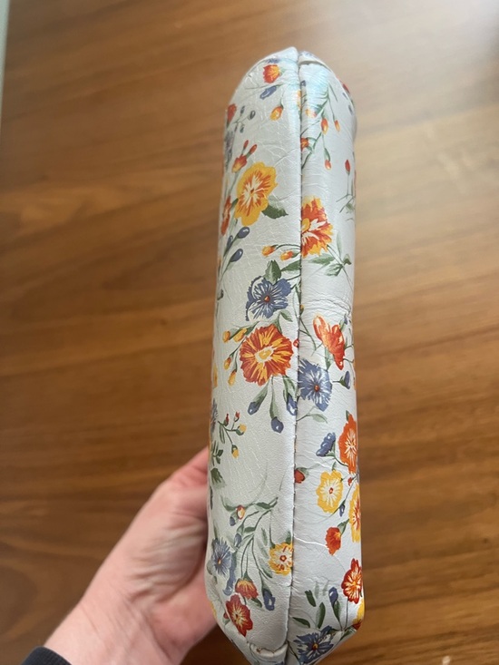 Patricia Nash Floral Kiss-Lock Clutch Bag in Cream with Yellow & Red Blooms - Picture 3 of 7